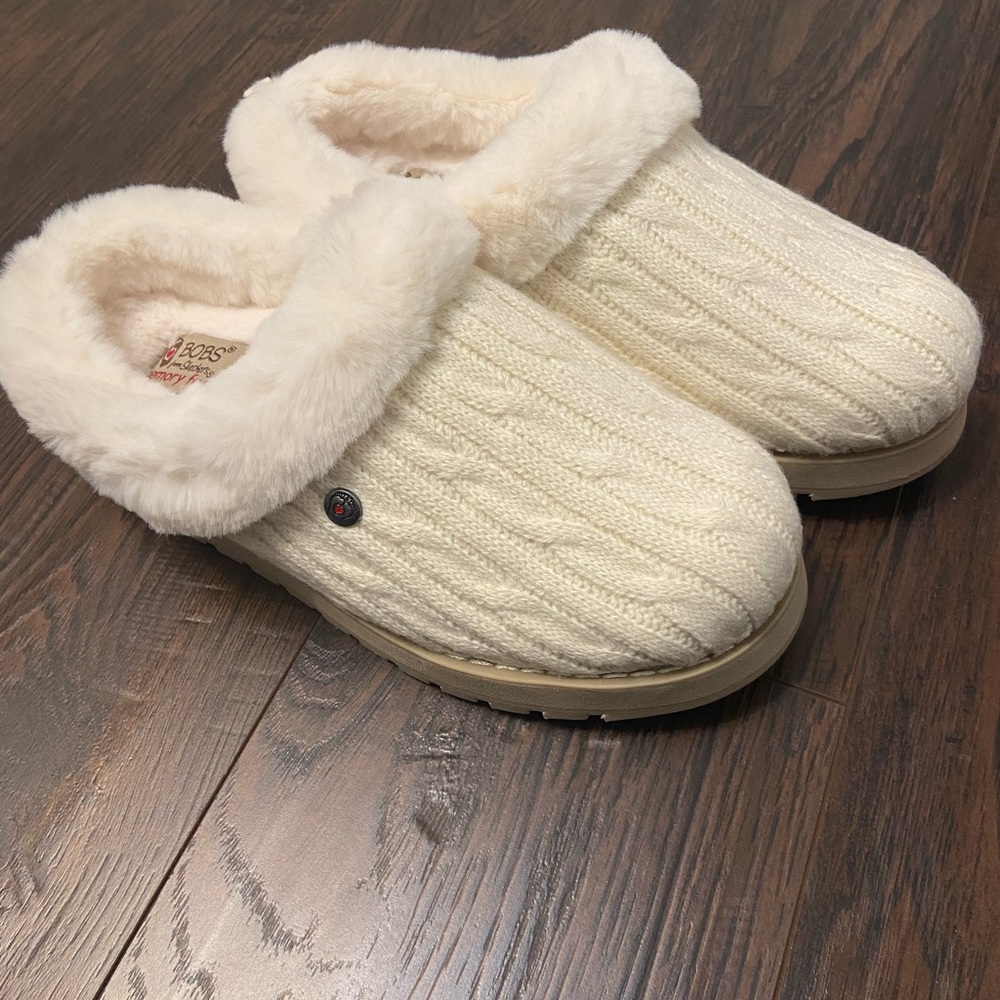 Women’s Bobs from Skechers memory foam slippers size 6 like new